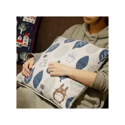 Maison Ghibli Mobilier|Coussin Totoro Feuilles Bleues et Vertes 45x45 cm - Mon Voisin Totoro