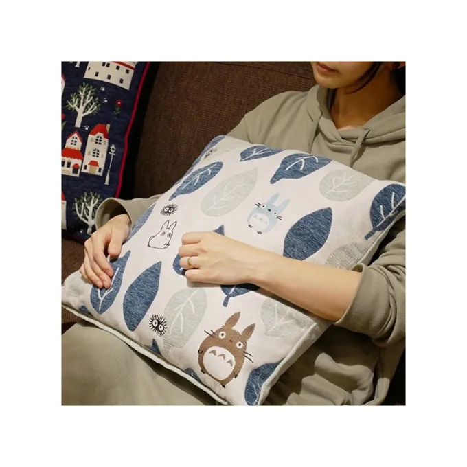 Maison Ghibli Mobilier|Coussin Totoro Feuilles Bleues et Vertes 45x45 cm - Mon Voisin Totoro
